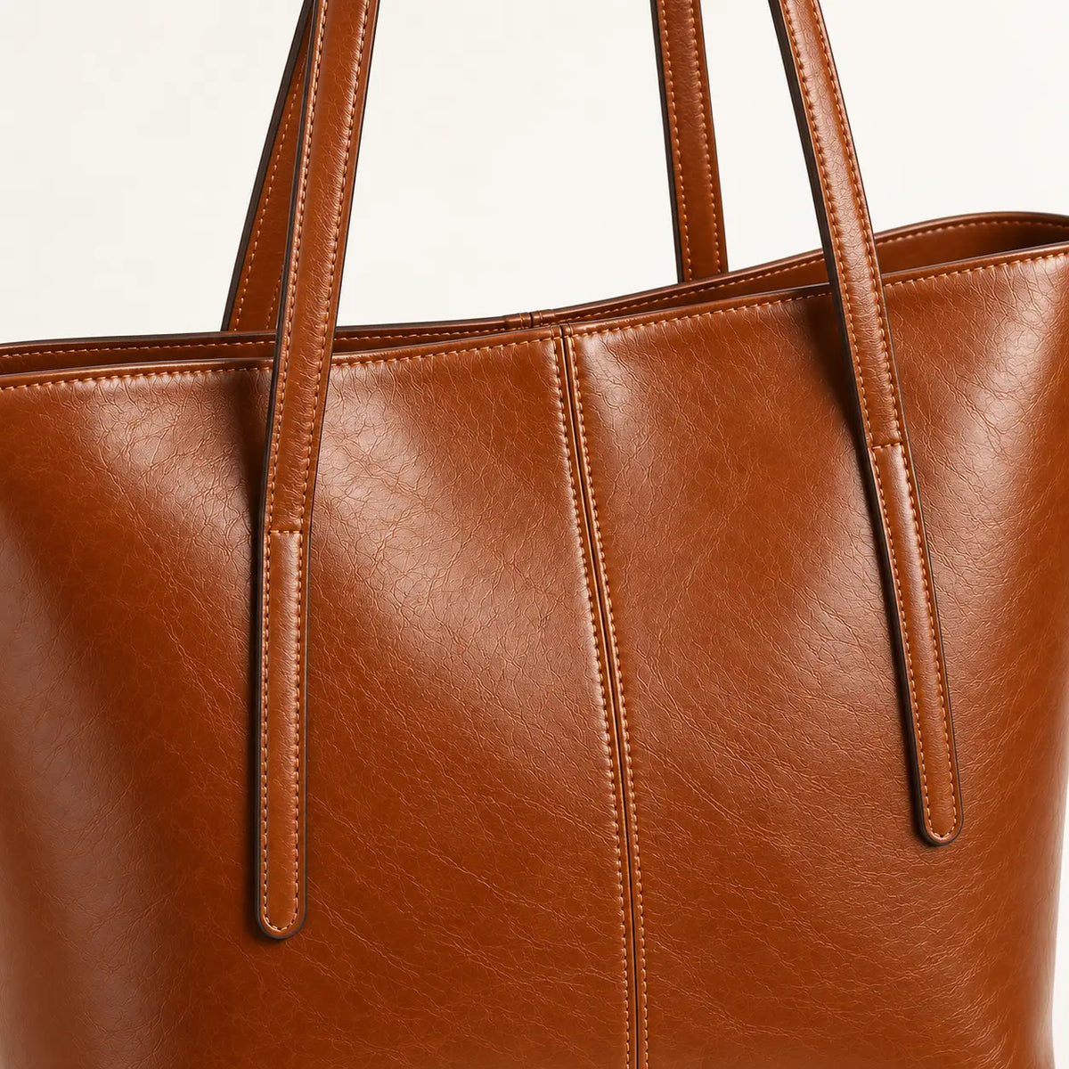 Detalhe do couro caramelo e das costuras da Bolsa Tote Élise