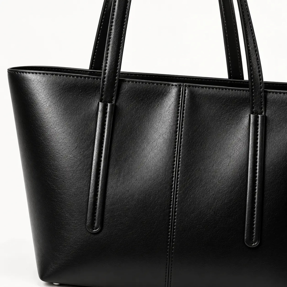 Detalhe do couro preto e das costuras da Bolsa Tote Élise