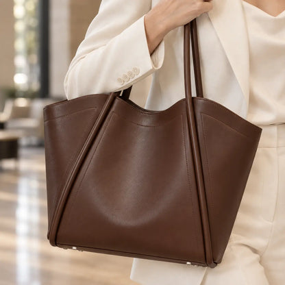 Detalhe das costuras e da textura da Bolsa Tote em Couro Zoé Coffee