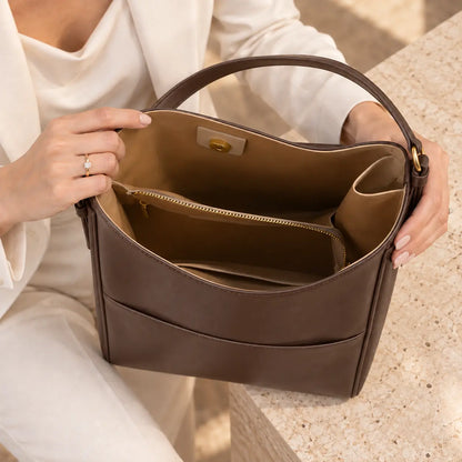 Interior caramelo da Bolsa Eva Coffee com divisória central e zíper dourado