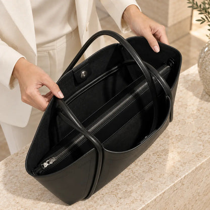 Interior amplo da Bolsa Tote em Couro Zoé Preta