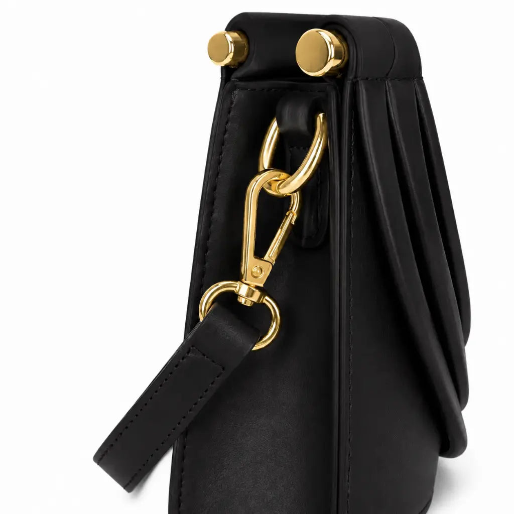 Look feminino com bolsa trançada preta Maya Nualle casual e social