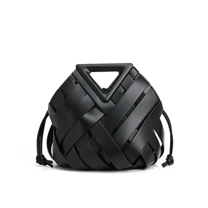 Bolsa feminina Iris preta em couro trançado da Nualle em fundo branco, destacando seu design minimalista, alça com recorte triangular estruturado e cordões laterais.
