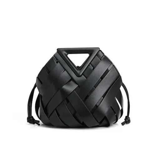 Bolsa feminina Iris preta em couro trançado da Nualle em fundo branco, destacando seu design minimalista, alça com recorte triangular estruturado e cordões laterais.
