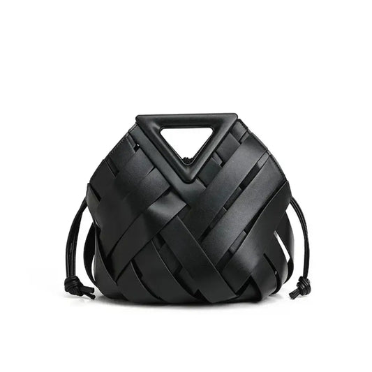Bolsa feminina Iris preta em couro trançado da Nualle em fundo branco, destacando seu design minimalista, alça com recorte triangular estruturado e cordões laterais.