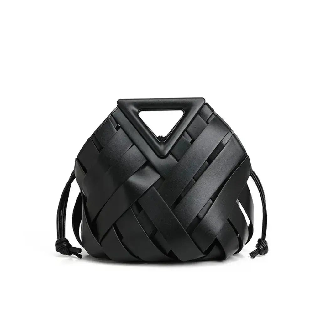 Bolsa feminina Iris preta em couro trançado da Nualle em fundo branco, destacando seu design minimalista, alça com recorte triangular estruturado e cordões laterais.