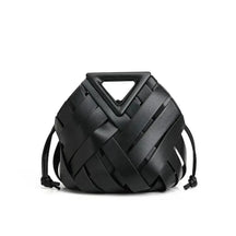 Bolsa feminina Iris preta em couro trançado da Nualle em fundo branco, destacando seu design minimalista, alça com recorte triangular estruturado e cordões laterais.