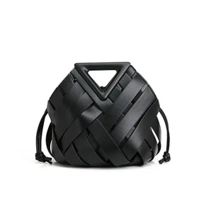 Bolsa feminina Iris preta em couro trançado da Nualle em fundo branco, destacando seu design minimalista, alça com recorte triangular estruturado e cordões laterais.