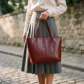 Detalhe da bolsa feminina tote em couro vermelho com acabamento premium e textura natural