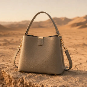 Bolsa de Mão em Couro Elara Areia com acabamento texturizado e ferragens douradas