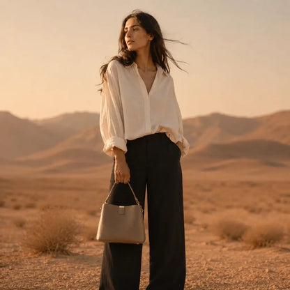Bolsa de Mão em Couro Elara Areia com alça transversal removível em look elegante minimalista