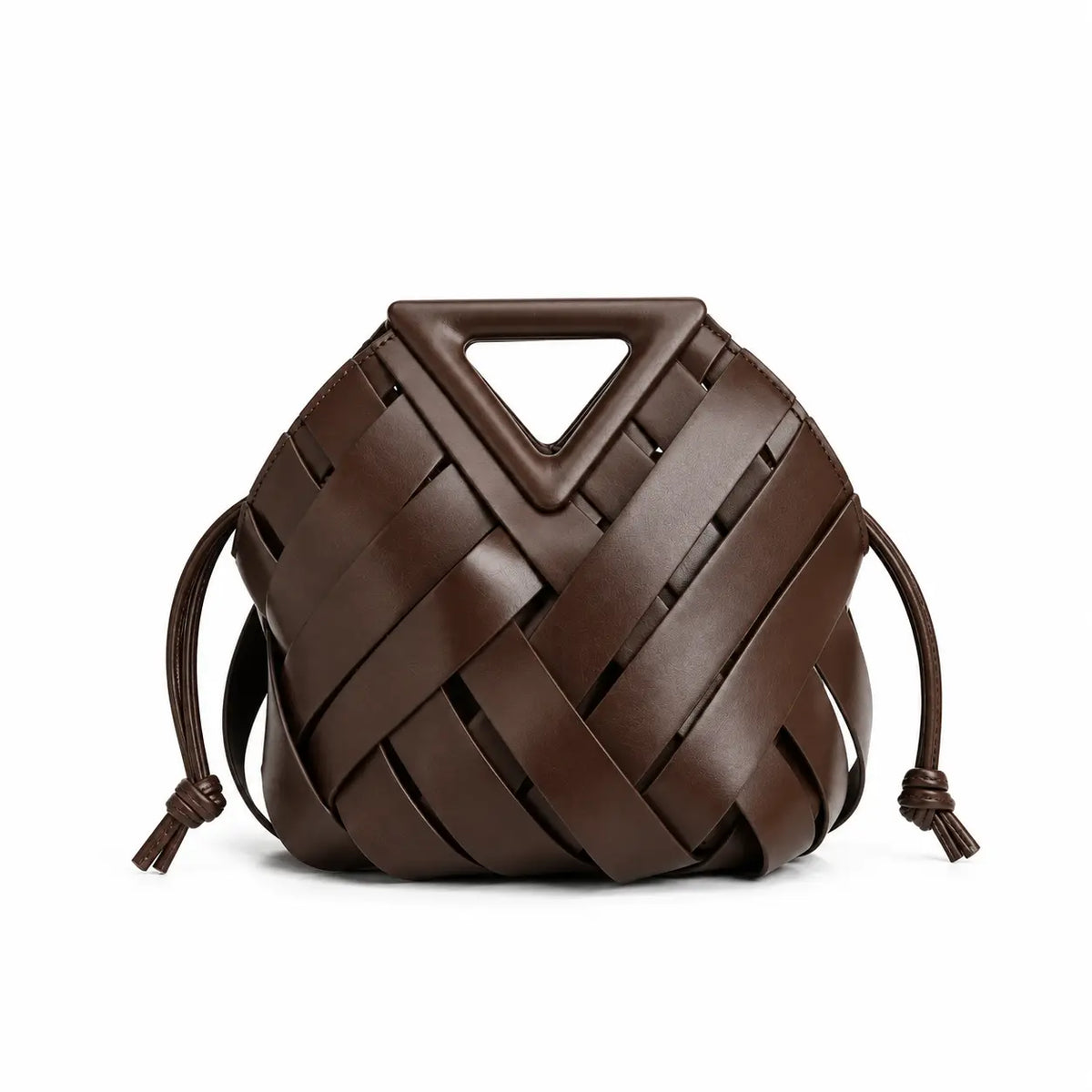 Bolsa de Mão Iris Coffee em couro trançado, vista frontal com alça triangular e cordões laterais