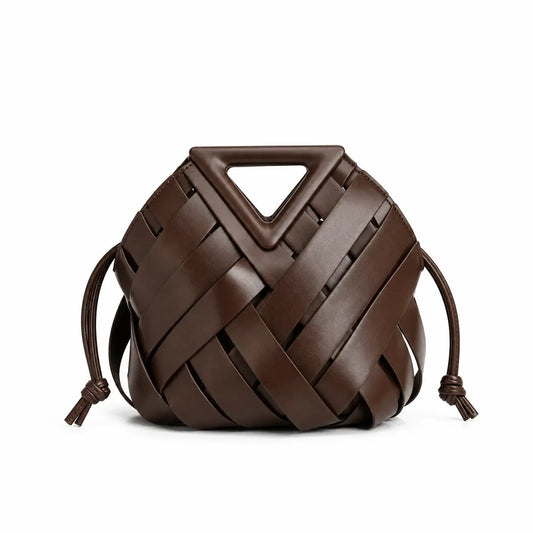 Bolsa de Mão Iris Coffee em couro trançado, vista frontal com alça triangular e cordões laterais