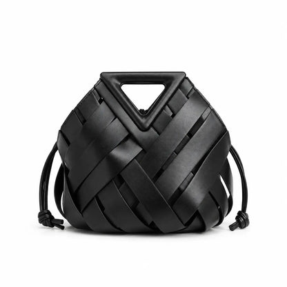 Bolsa de Mão Iris Preta em couro trançado, vista frontal com alça triangular e cordões laterais