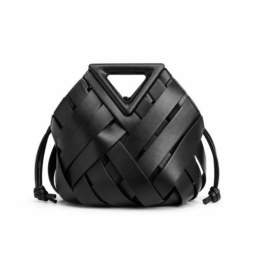 Bolsa de Mão Iris Preta em couro trançado, vista frontal com alça triangular e cordões laterais