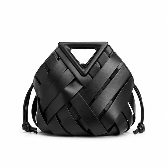 Bolsa de Mão Iris Preta em couro trançado, vista frontal com alça triangular e cordões laterais