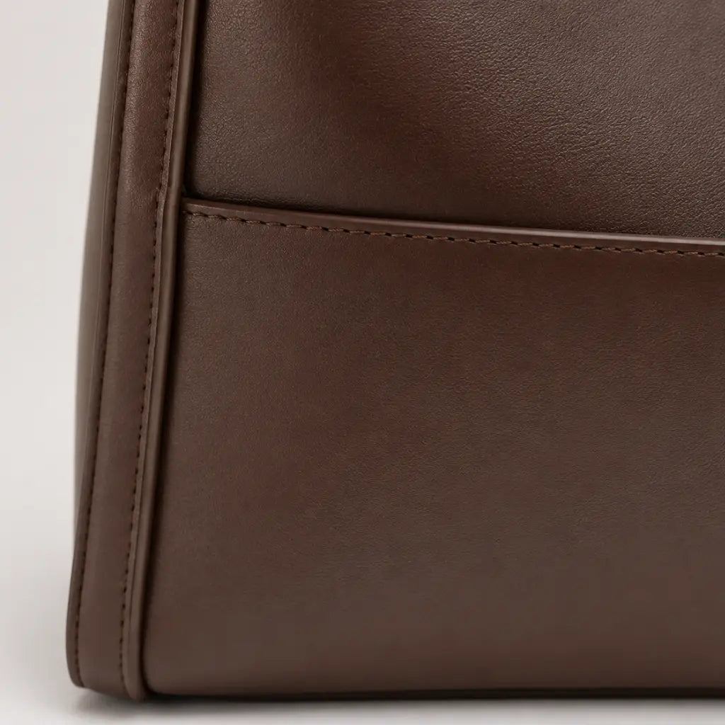 Interior da Bolsa de Ombro em Couro Eva Coffee aberta mostrando compartimento principal, bolso com zíper e forro em algodão