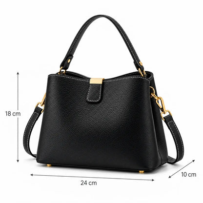 Medidas da Bolsa Elara Preta: 24 cm de largura, 10 cm de profundidade e 18 cm de altura