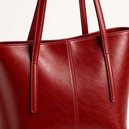 Close do couro vermelho e das costuras da Bolsa Tote Élise Red