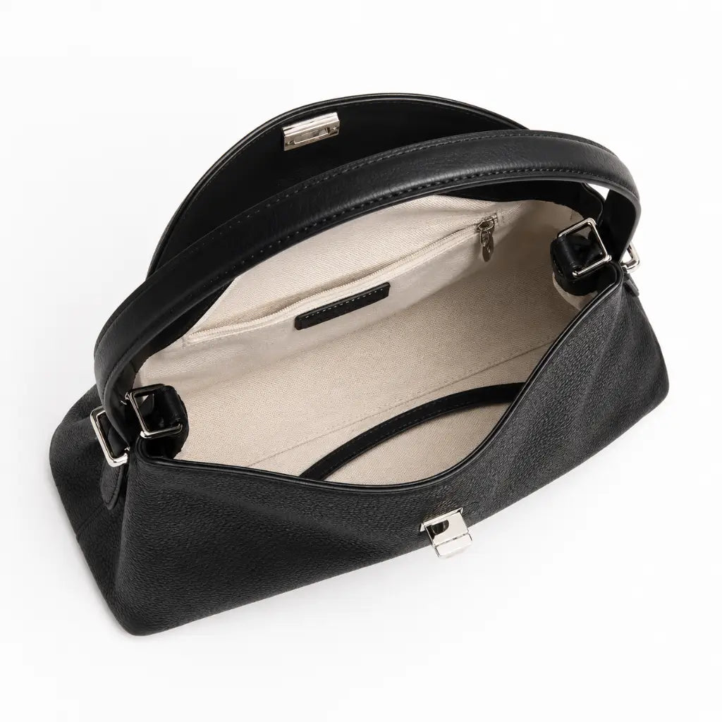 Interior da Bolsa Feminina em Couro Calla Preta aberta mostrando forro bege, bolso com zíper e ferragens em prata