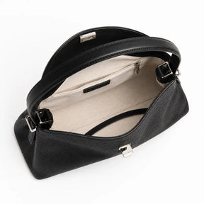 Interior da Bolsa Feminina em Couro Calla Preta aberta mostrando forro bege, bolso com zíper e ferragens em prata