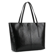 Foto de estúdio da Bolsa Feminina em Couro Tote Élise Preta com fundo branco isolado.