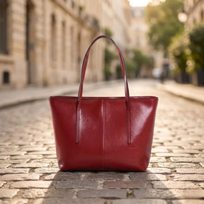 Bolsa feminina em couro tote vermelha isolada destacando design estruturado e acabamento sofisticado