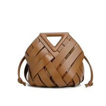 Bolsa de mão feminina marrom caramelo em couro trançado premium, vista frontal em estúdio com fundo branco, destacando a alça triangular e os cordões laterais com ponteiras de nó.