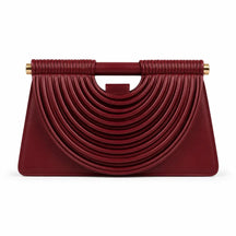 Bolsa feminina trançada borgonha Maya Nualle vista frontal fundo branco trançado em arco