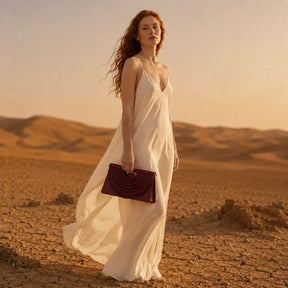 Bolsa feminina trançada borgonha Maya Nualle modelo look branco clutch deserto