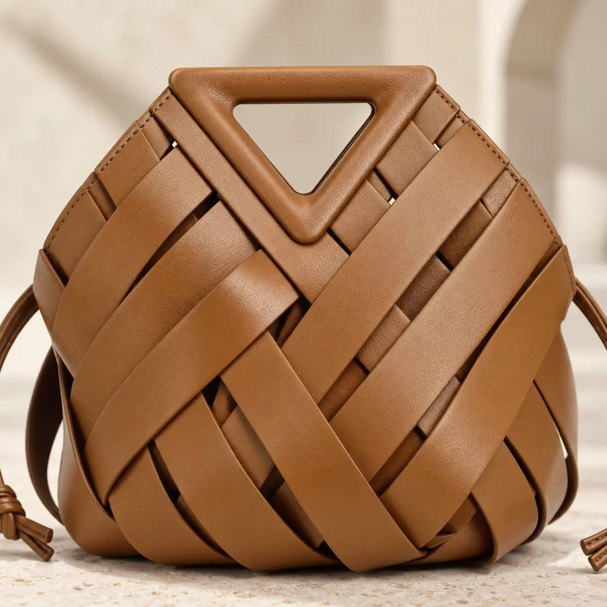 Detalhe da trama larga e da alça triangular da Bolsa Iris Caramelo.