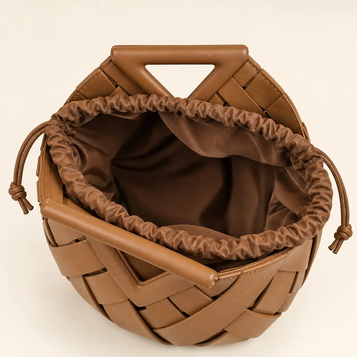 Interior da Bolsa Iris Caramelo com bolsa interna marrom e fechamento por cordão.