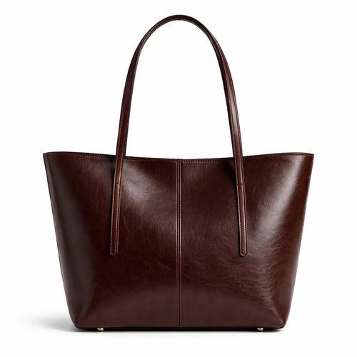 Visão frontal da Bolsa Tote Élise marrom café em fundo branco, destacando o brilho do couro.