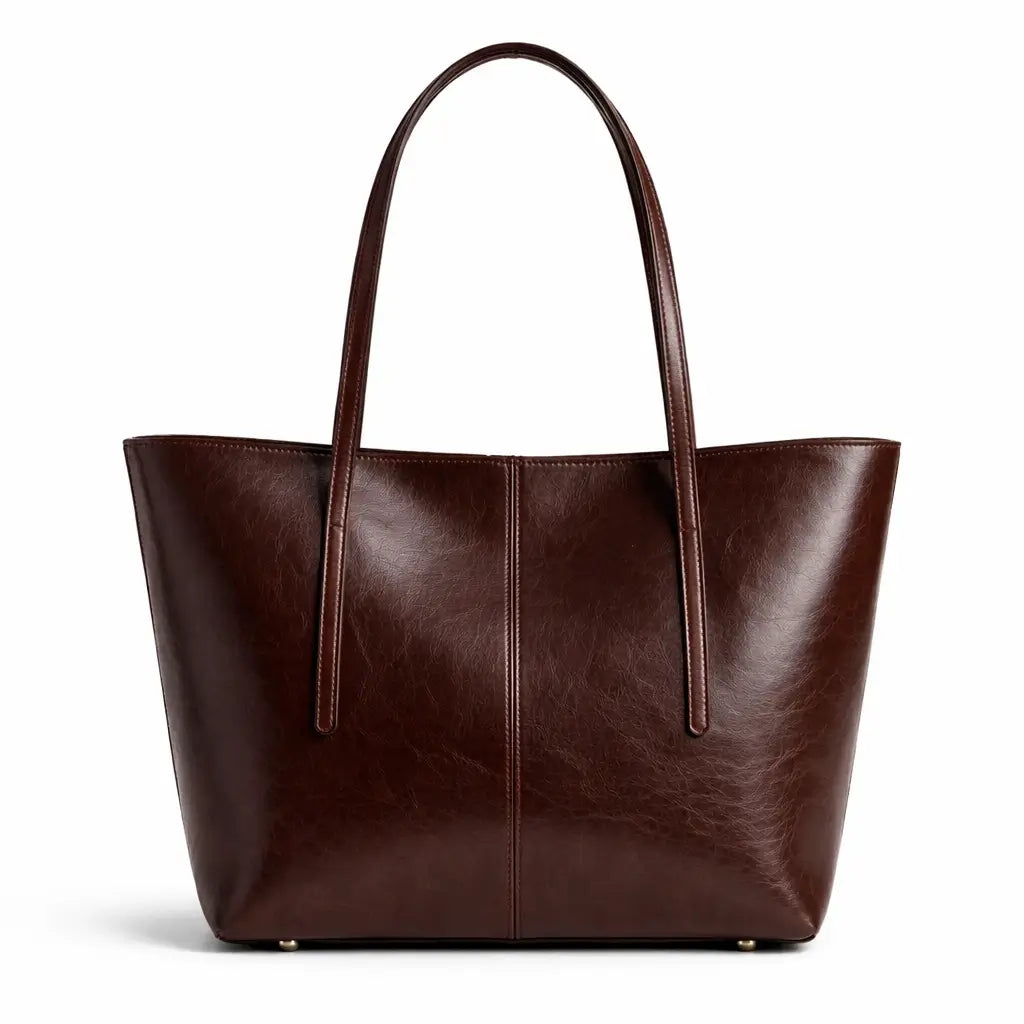 Visão frontal da Bolsa Tote Élise marrom café em fundo branco, destacando o brilho do couro.