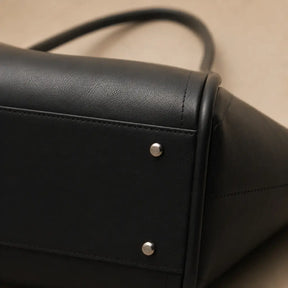 Bolsa Tote Zoé Preta — close na textura e costura do couro genuíno