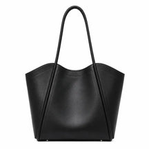 Bolsa Tote Zoé Preta em Couro Genuíno — vista frontal fundo branco