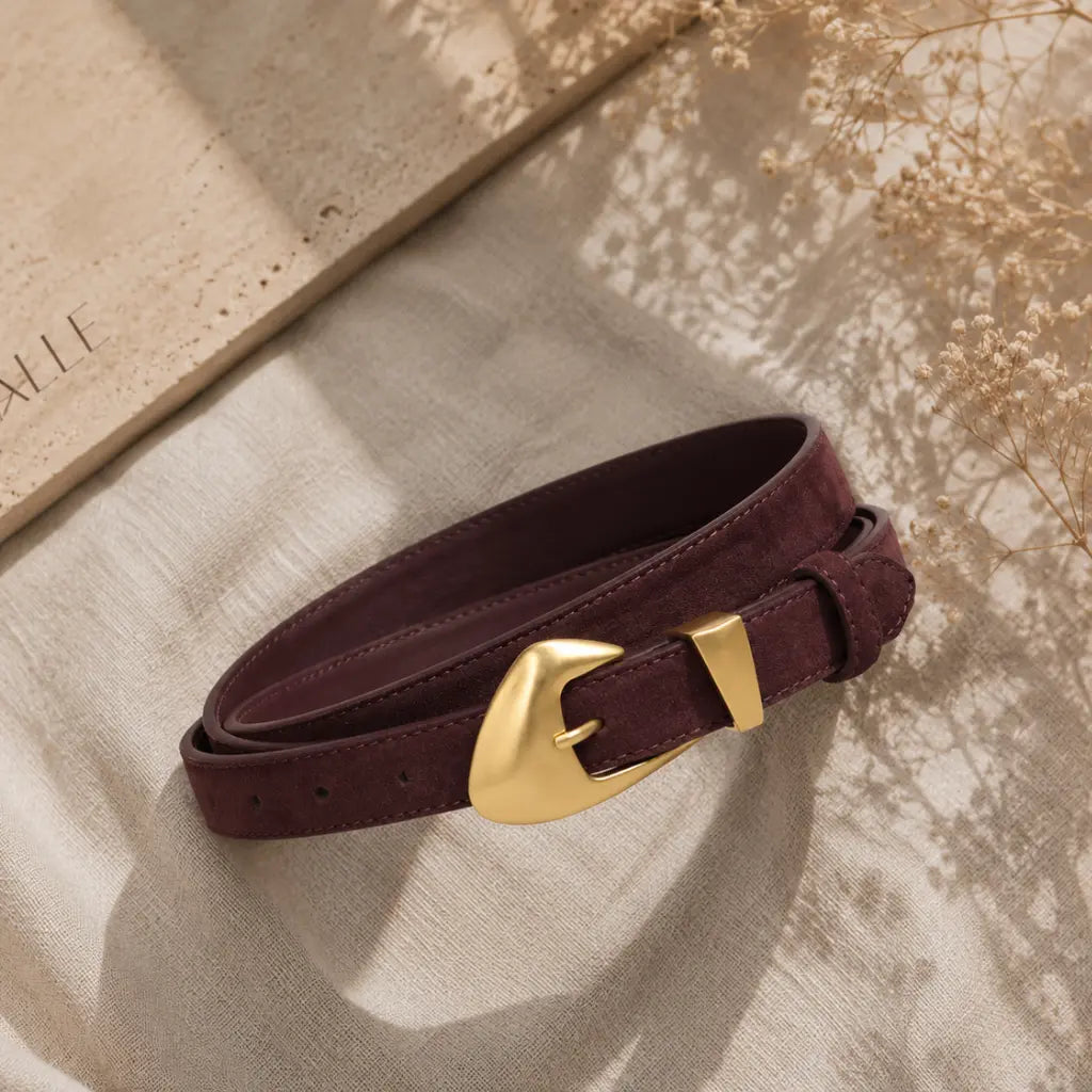 Cinto Feminino Café Camurça Fivela Dourada - Flat Lay Linho Flores Secas Ambiente Editorial - Nualle