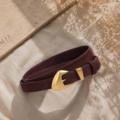 Cinto Feminino Café Camurça Fivela Dourada - Flat Lay Linho Flores Secas Ambiente Editorial - Nualle