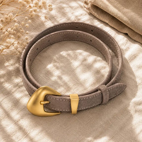 Cinto Feminino Cinza de Camurça com Fivela Dourada - Enrolado Ângulo 3/4 Fundo Branco - Nualle