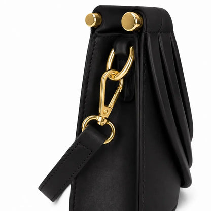 Look feminino com bolsa trançada preta Maya Nualle casual e social