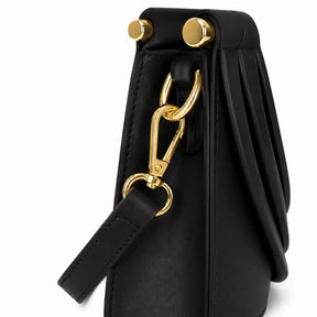 Look feminino com bolsa trançada preta Maya Nualle casual e social