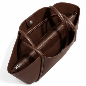 Interior da Bolsa Tote Zoé Coffee aberta — múltiplos compartimentos e zíper interno